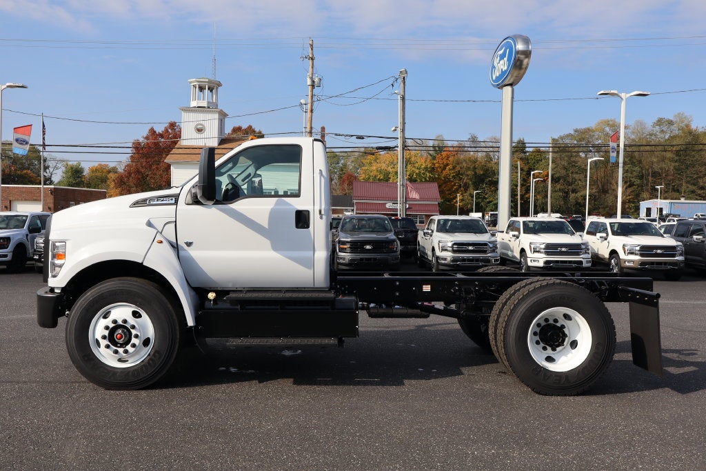 2027 Ford F-750SD Chassis DRW