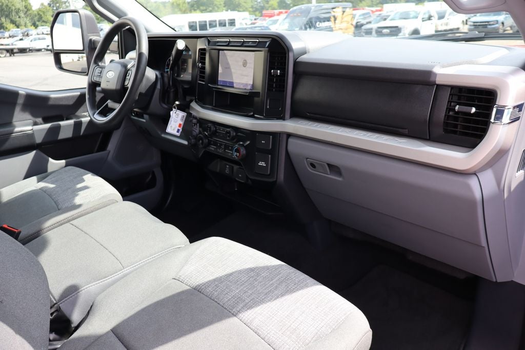 2023 Ford F-550SD XLT DRW w/ 16.5' Unicell Cargo Box