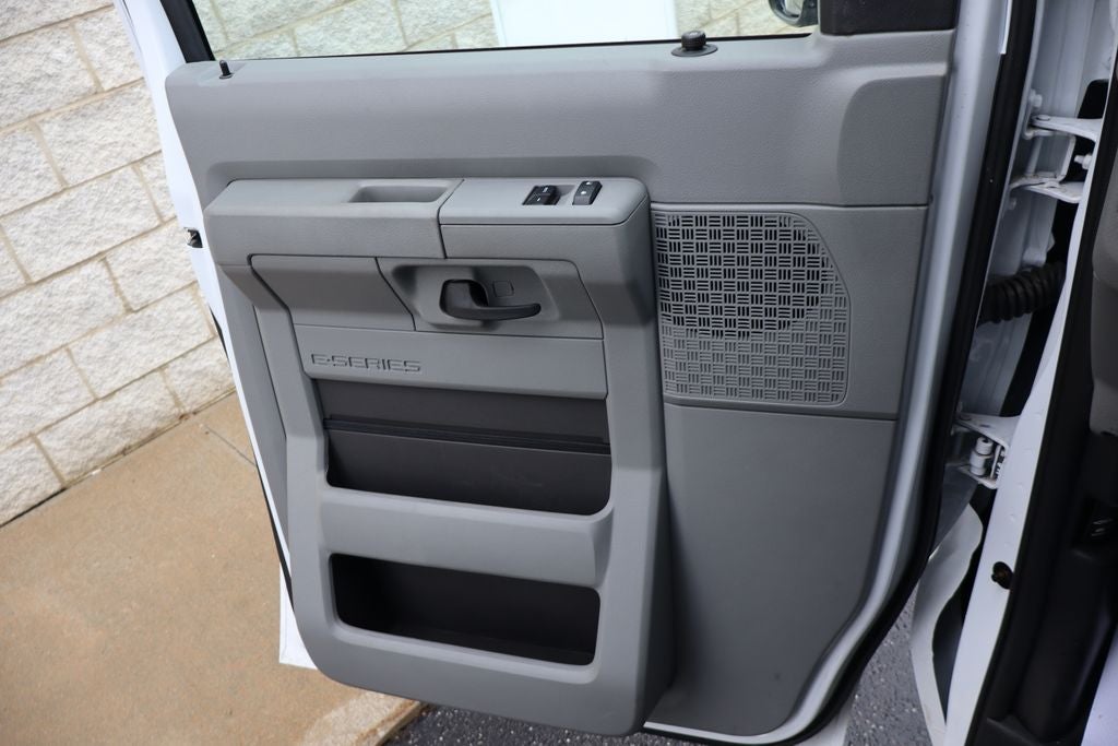 2026 Ford E-350SD Cutaway w/6.25' Reading Enclosed Service Body