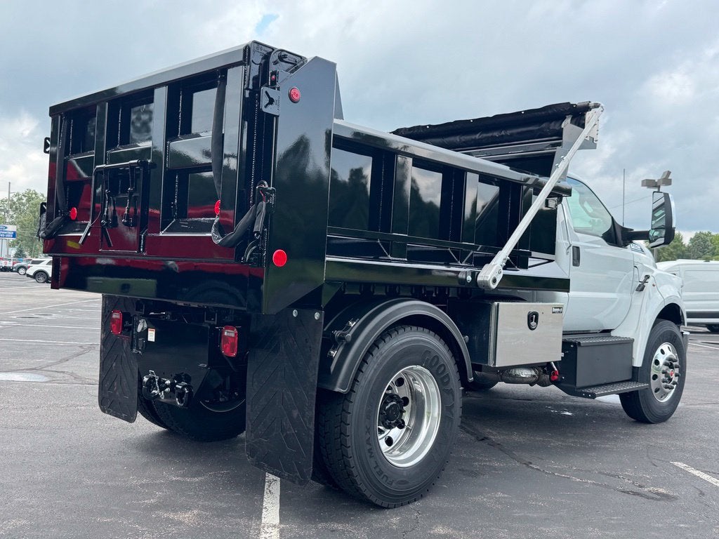 2027 Ford F-750SD Base DRW