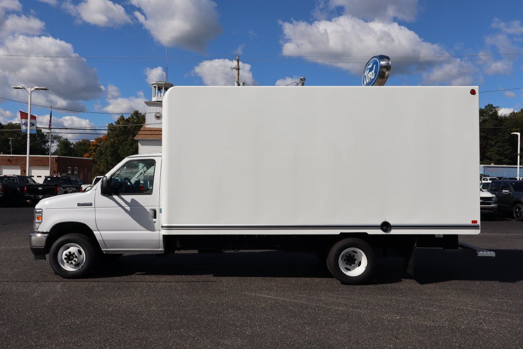 2027 Ford E-450SD Cutaway DRW w/16' Unicell Cargo Box