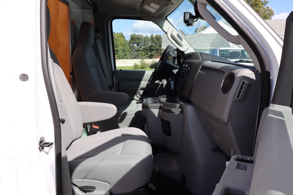 2027 Ford E-450SD Cutaway DRW w/16' Unicell Cargo Box