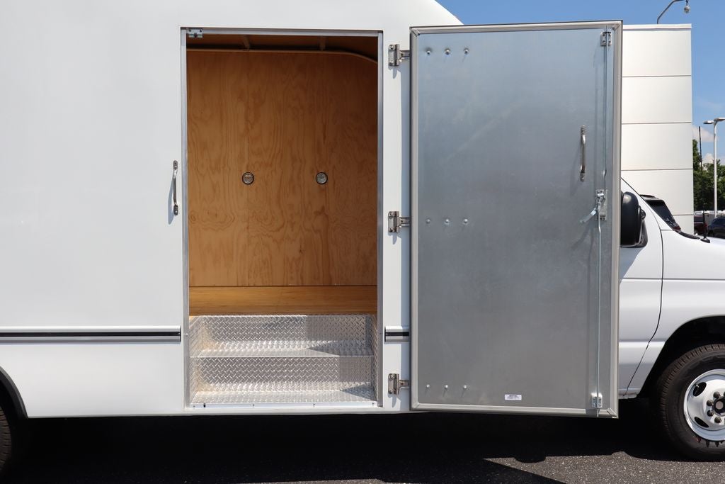 2027 Ford E-450SD Cutaway DRW w/16.5' Unicell Aerocell Body