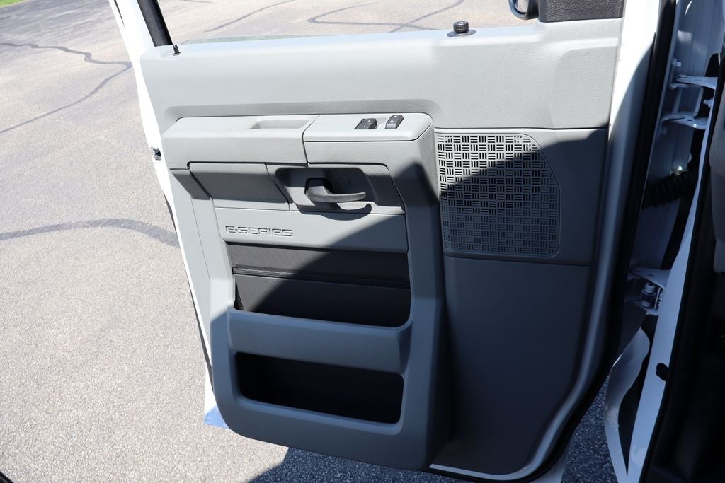 2027 Ford E-450SD Cutaway DRW w/16.5' Unicell Aerocell Body