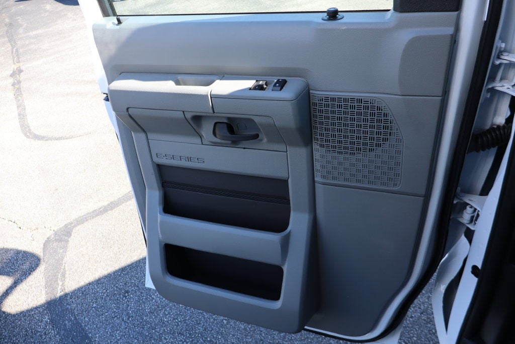 2027 Ford E-450SD Cutaway DRW w/16' Morgan Cargo Box