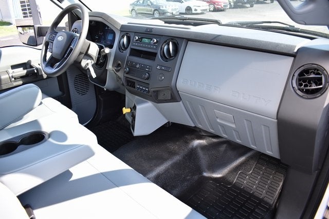 2025 Ford F-750SD w/26' Morgan Track Body DRW