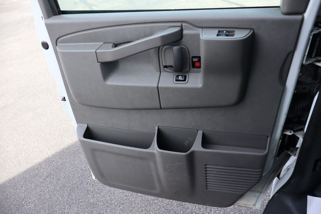 2020 Chevrolet Express 3500 Work Van Cutaway w/12.5' Supreme Cargo Box