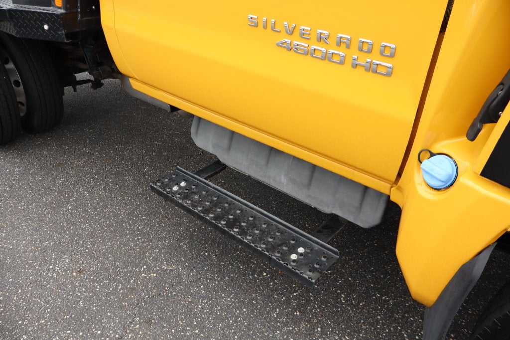 2023 Chevrolet Silverado 4500HD Work Truck DRW w/9.5' CM Flat Bed