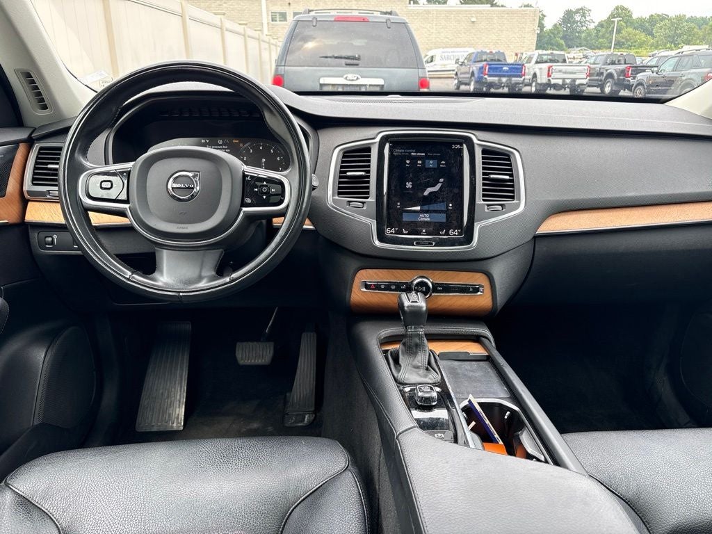 2022 Volvo XC90 T6 Momentum